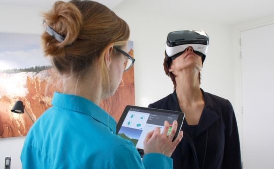 doctor test iemand met VR bril